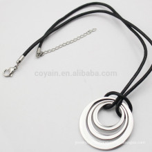 Unisex Silber Metall Drei Ring Halskette Mit Schwarzem Leder Schnur